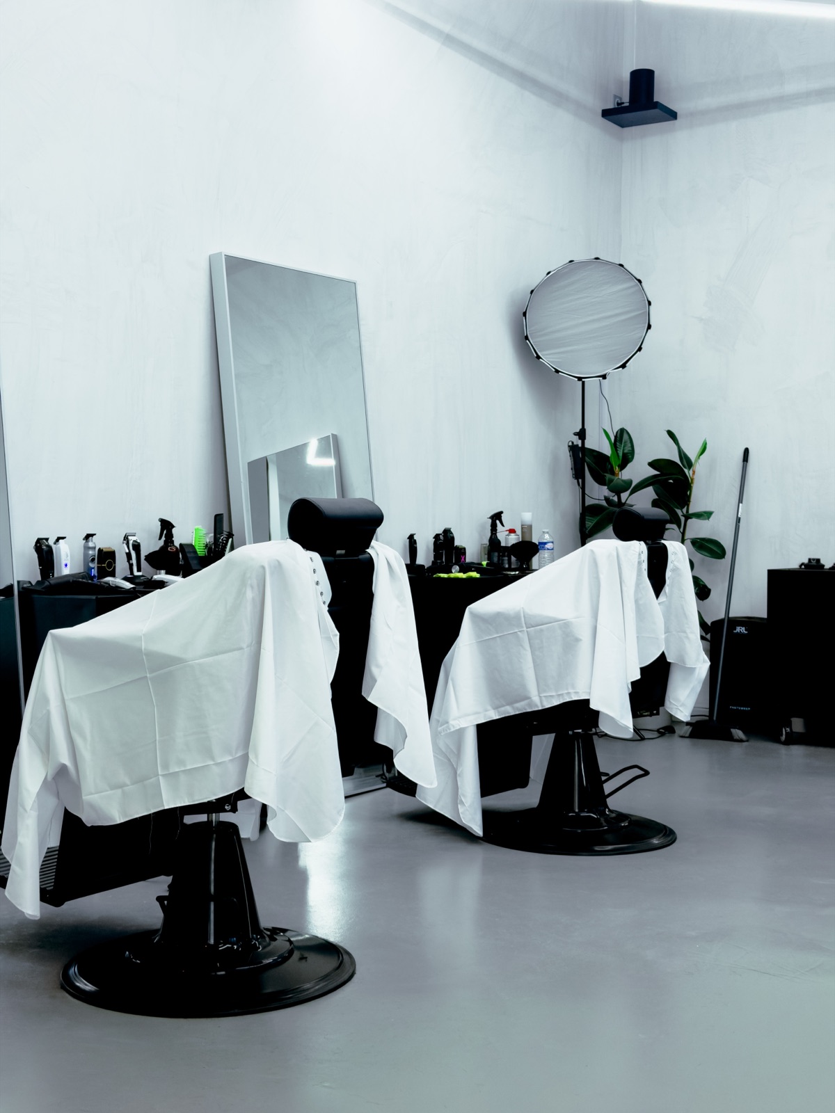 Studio Moda — intérieur béton ciré et fauteuils barbier